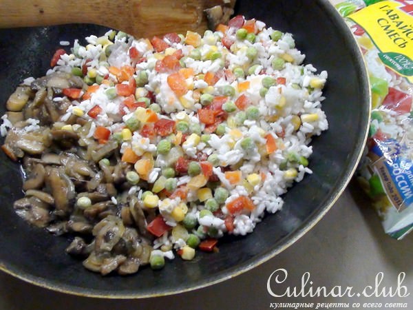 Рис с грибами и овощами в азиатском стиле. 
