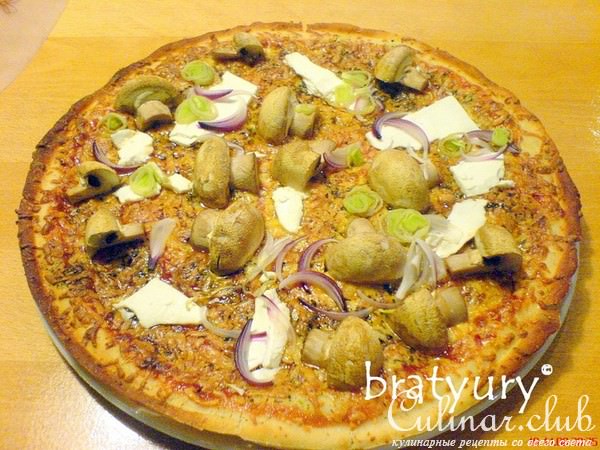 Pizza vegetariana con funghi e fetta -       