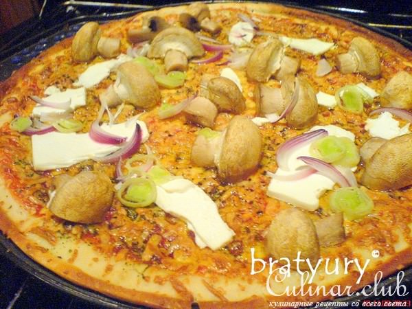 Pizza vegetariana con funghi e fetta -       