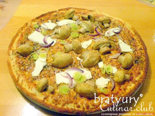 Pizza vegetariana con funghi e fetta -       