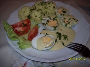 Маринованные яйца с картофельным пюре под горчичным соусом