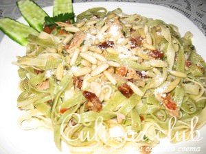    (Tagliatelle with tuna and sun dried tomatoes)