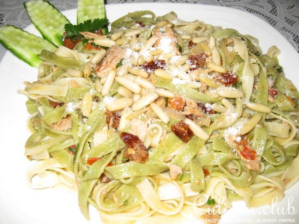    (Tagliatelle with tuna and sun dried tomatoes) 