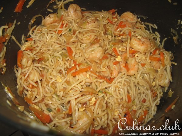       / egg noodles with shrimps and vegetable /   