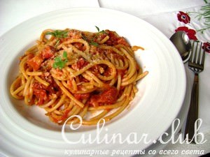     (Bucatini all'amatriciana)