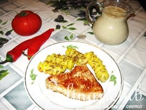 Грудка индейки с картофельными завитками и сырно-грибным соусом