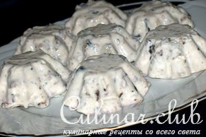 Десерт из греческого йогурта с черносливом и орехами