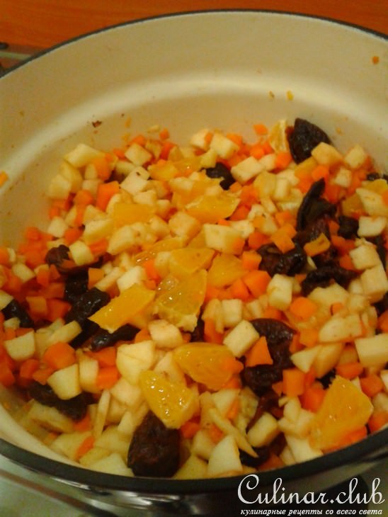Десерт из моркови, яблок и чернослива со сливками 