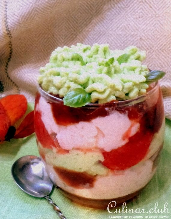 Творожно- йогуртовый десерт с клубничным конфитюром и базиликом. 