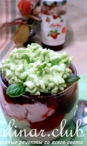 Творожно-йогуртовый десерт с клубничным конфитюром и базиликом