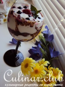 Творожно-ягодный десерт с шоколадом
