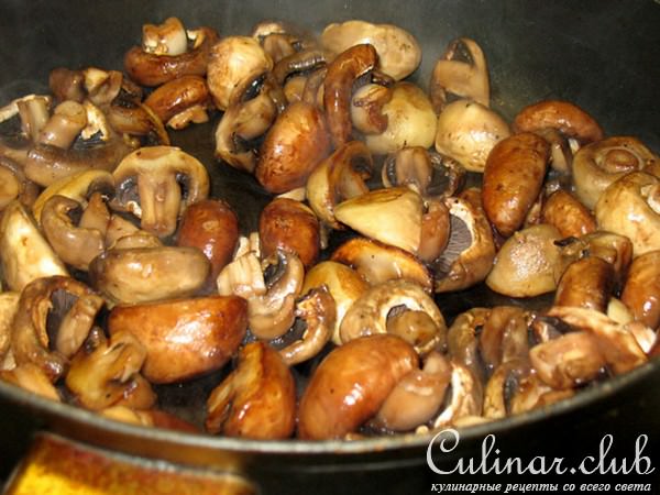        (Funghi con aglio e cipolline) 