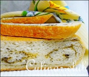 Пшеничный хлеб с ароматными травами и чесноком