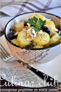 Салат из молодого картофеля с маслинами, каперсами и пармезаном