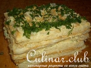 Закусочный пирог из слоеного теста с сыром и зеленью