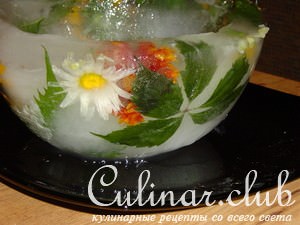 Ледяная чаша с живыми цветами