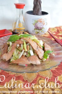 Пикантный салат из запеченной свинины и редиса