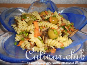 Салат с фузилли, шампиньонами, морковью и оливками