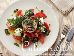 Греческий салат под оригинальной заправкой