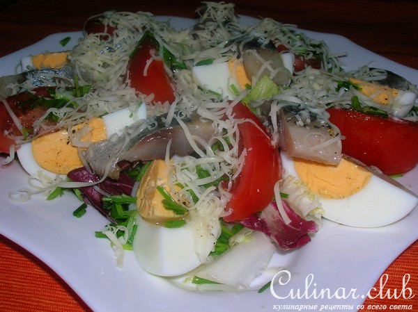 Салат " Экспромт " с сельдью, спелыми помидорами и сыром 