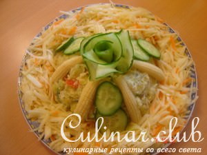 Закусочная тарелка из картофельного салата и хрустящей капустки