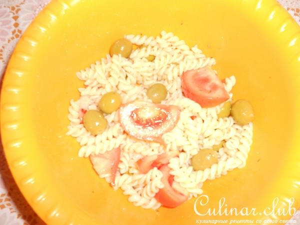 Салат с фузилли, оливками,сыром Red Pesto и помидорами 
