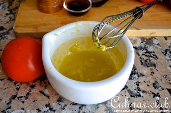   ,    (Ensalada de tomate con anchoas y olivas) 