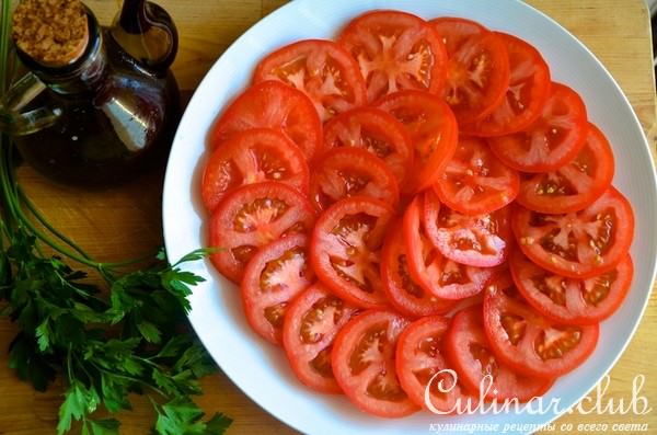   ,    (Ensalada de tomate con anchoas y olivas) 