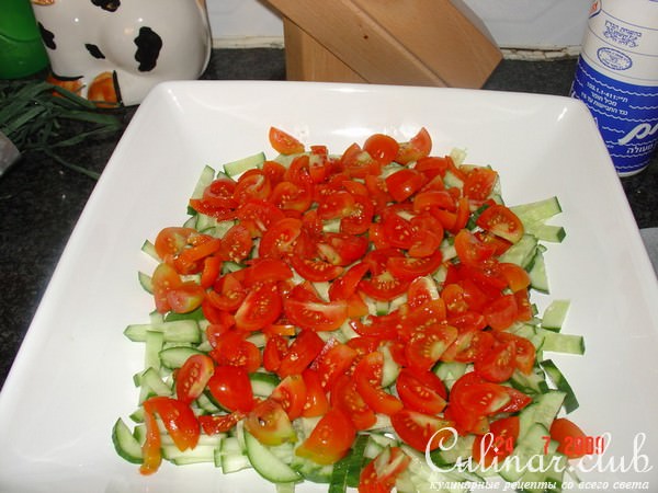 салат овощной с крабовыми палочками и брынзой 