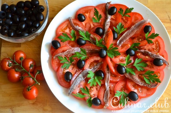   ,    (Ensalada de tomate con anchoas y olivas) 