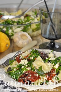 Салат-фарфалле с рукколой, козьим сыром и вялеными томатами с чесночным соусом