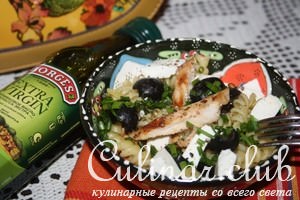 Салат из Fusilli Borges, куриной грудки-гриль, маслин и мягкого сыра