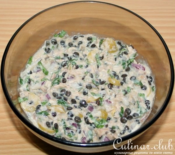 Салат из тунца с черной чечевицей и оливками в слоеных тарталетках 