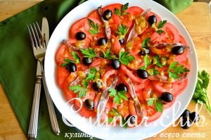   ,    (Ensalada de tomate con anchoas y olivas)