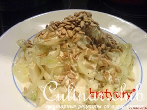 Аппетайзер: позитивный салат из печёного лука и чеснока