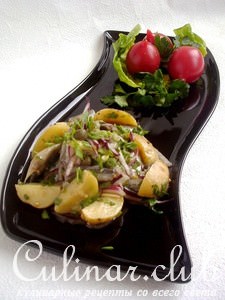 Салат из молодого картофеля с пряной мойвой и пикантной заправкой