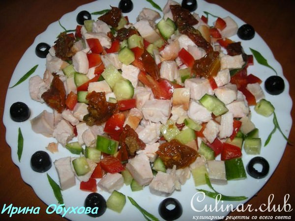 Салат с копченым куриным филе и вялеными помидорами 
