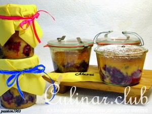 Мини-пироги с ягодами и орехами в стеклянных баночках
