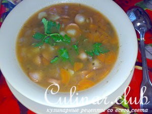 Густой овощной суп с сосисками и фасолью