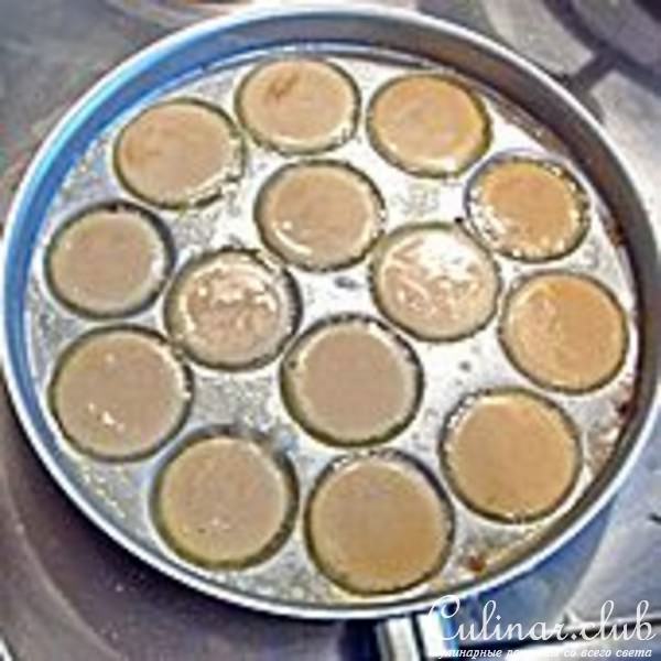 Poffertjes( ,  ). 