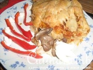 Слоеный пирог с курицей и грибами