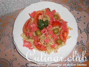 Салат с фузилли, оливками, сыром Red Pesto и помидорами